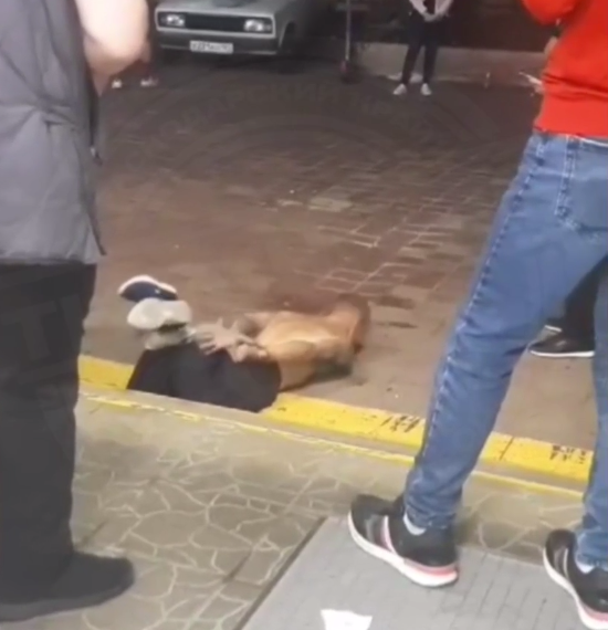 Полуобнаженный мужчина кидался на сотрудников супермаркета в Сочи