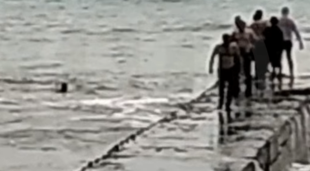 Тонувшего в шторм отдыхающего спасли на пляже в Сочи