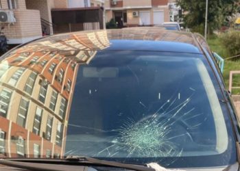 В Краснодаре летевшие из окна пакеты с водой разбили стекло в машине