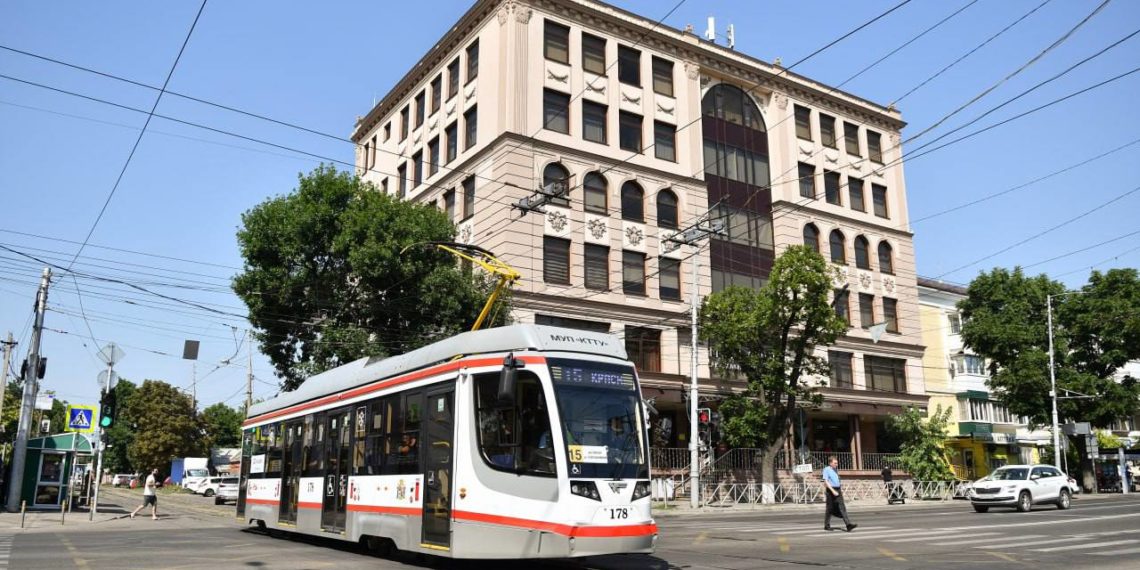 В Краснодаре мужчина из-за жары упал в обморок в трамвае