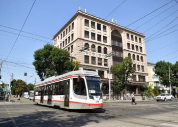 В Краснодаре мужчина из-за жары упал в обморок в трамвае