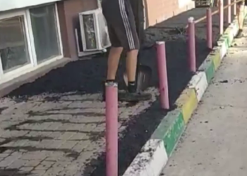 В Краснодаре жители ЖК недоумевают, зачем рабочие закатали в асфальт плитку