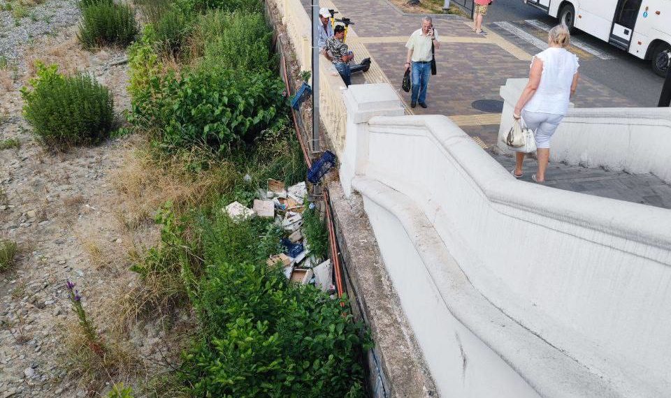 Торговцы превратили в свалку реку Сочи