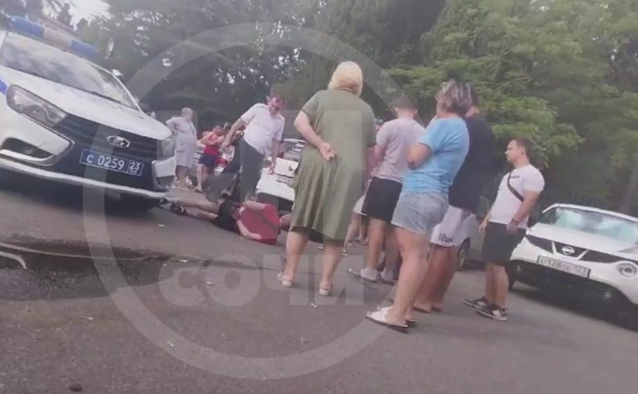 В Сочи неадекватный мужчина обвинил подростка в краже 170 тысяч и напал на него