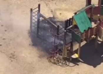 В Краснодаре подростки сожгли детскую площадку за полтора миллиона рублей