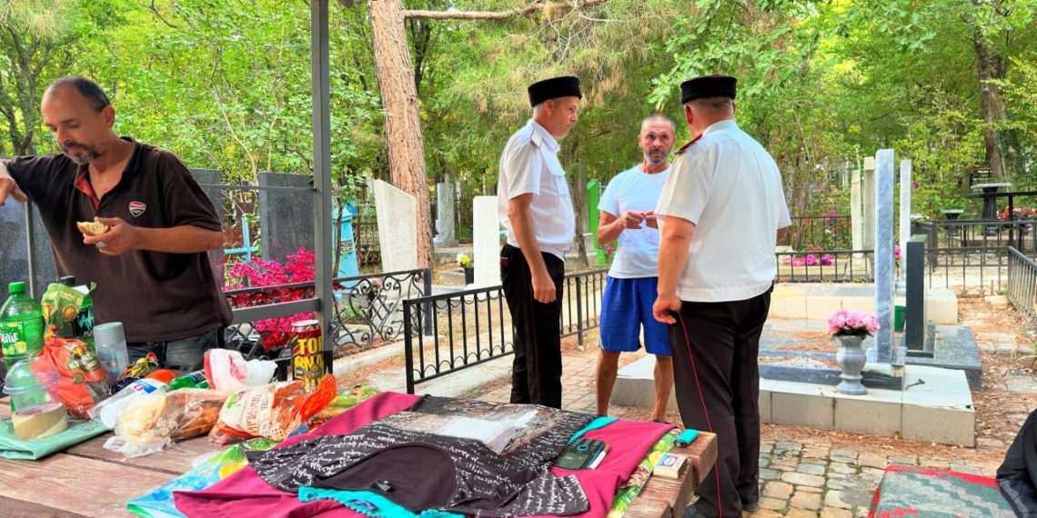 Казаки встали на защиту служителей храма от хулиганов, живущих на кладбище в Геленджике