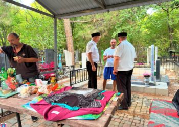 Казаки встали на защиту служителей храма от хулиганов, живущих на кладбище в Геленджике