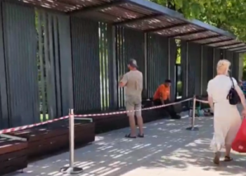 В парке Галицкого в Краснодаре при входе в сад устанавливают лавочки и навес