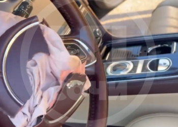 В Сочи вандалы разгромили дорогую иномарку «Jaguar» на платной парковке