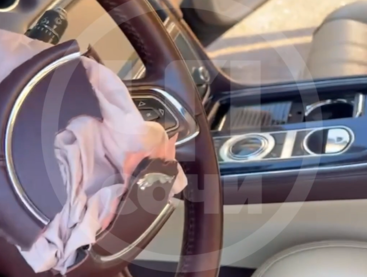 В Сочи вандалы разгромили дорогую иномарку «Jaguar» на платной парковке