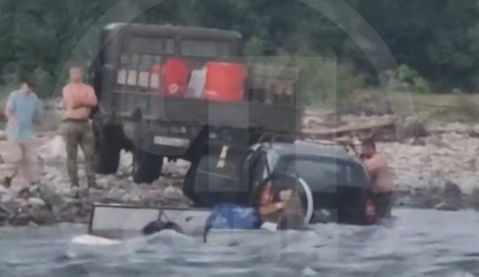 Ехавший за парапланом внедорожник утонул в бурной реке в Сочи