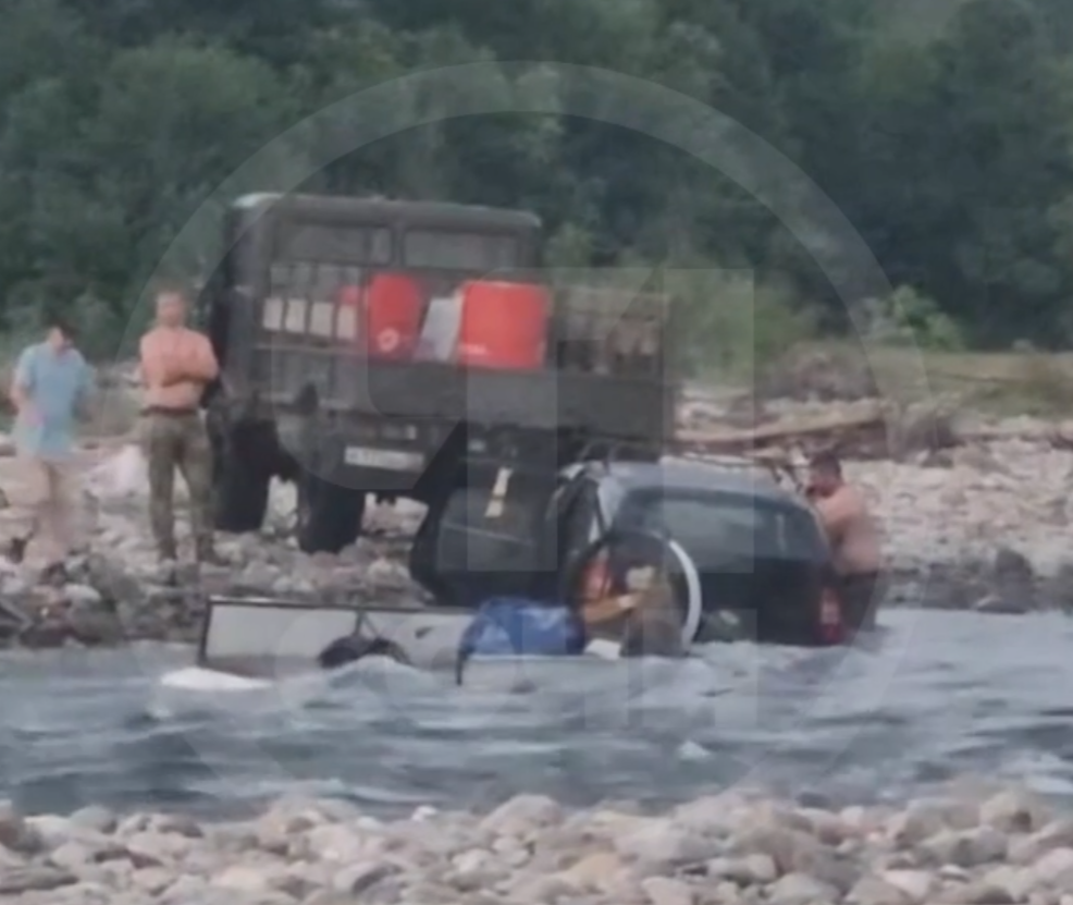 Ехавший за парапланом внедорожник утонул в бурной реке в Сочи - Новости Сочи