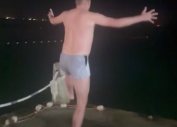 Комментатор Дмитрий Губерниев в одних плавках зажег в Новороссийске под «Мираж»