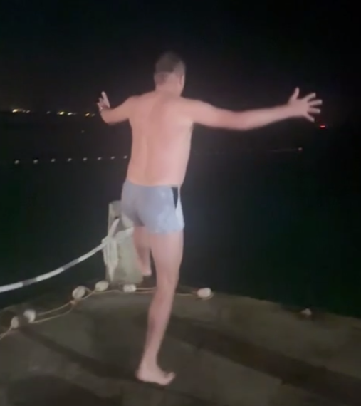 Комментатор Дмитрий Губерниев в одних плавках зажег в Новороссийске под «Мираж»