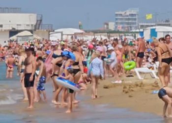 В Анапе из-за недостатка мест на пляжах отдыхающие загорают стоя