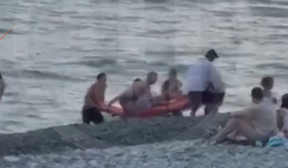 В Сочи в Черном море спасли унесенную на 5 км от берега компанию сапбордистов