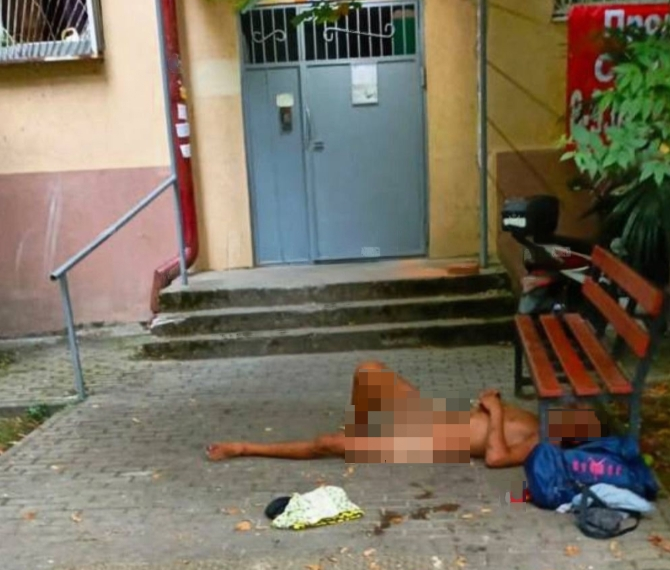 В Сочи голому отдыхающему потребовалась помощь проктолога