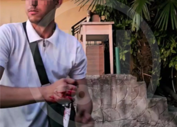 В Сочи мужчина на улице бил ножом автомобиль с людьми