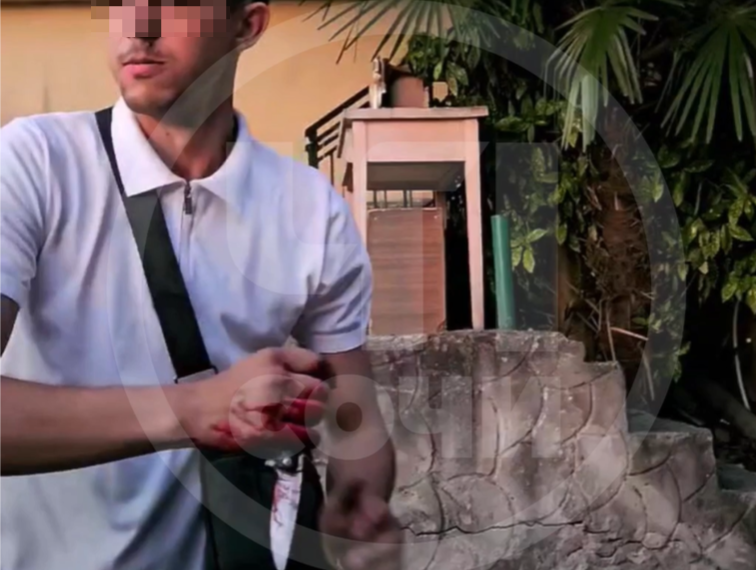 В Сочи мужчина на улице бил ножом автомобиль с людьми