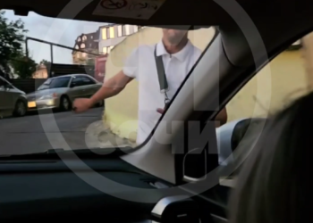 В Сочи полиция задержала мужчину, бившего ножом автомобиль с людьми