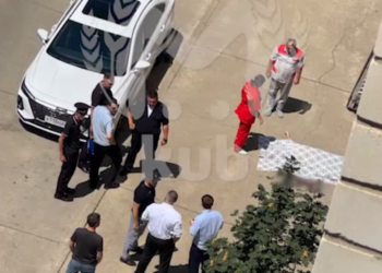 В Краснодаре двое мужчин за один день выпали из многоэтажек и погибли