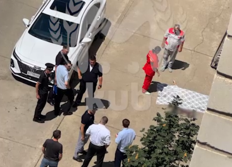 В Краснодаре двое мужчин за один день выпали из многоэтажек и погибли