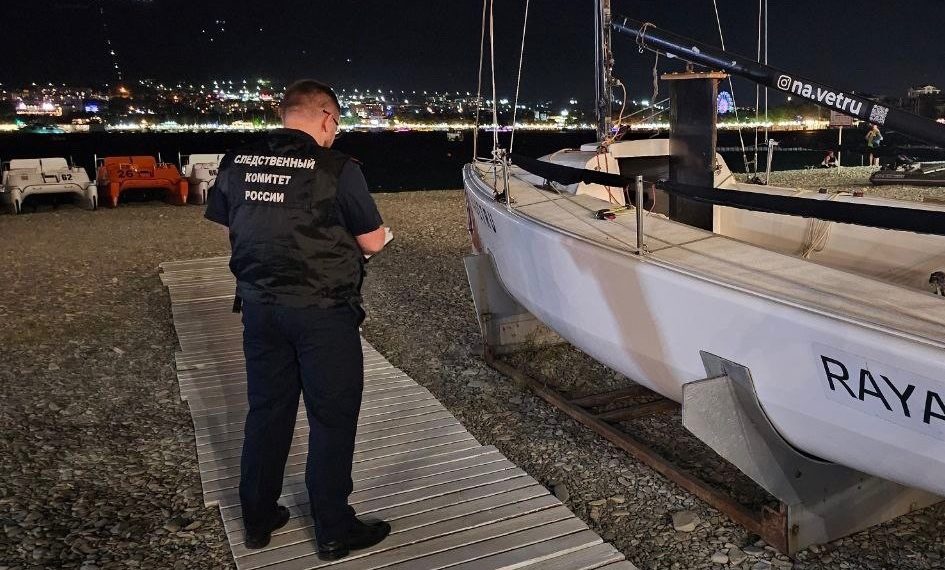 В Геленджике затонула учебная яхта с пятью людьми