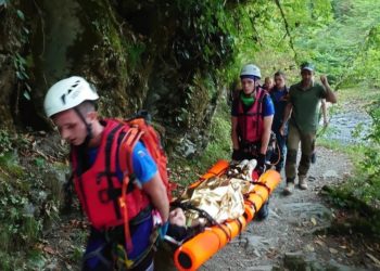 В Сочи сотрудники МЧС спасли упавшую с 10-метровой скалы туристку