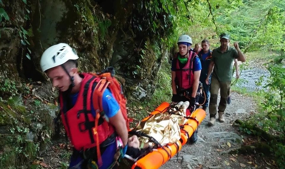 В Сочи сотрудники МЧС спасли упавшую с 10-метровой скалы туристку