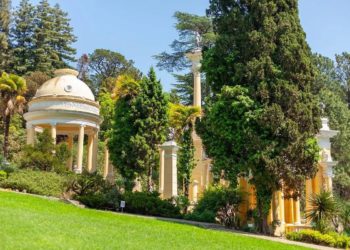 В Сочинском Дендрарии вплотную идет ремонт Греческой беседки