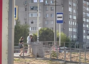 В Ейске неадекватная женщина била котят об столб