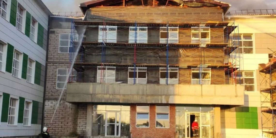 На Кубани внезапно загорелась строящаяся школа за миллиард рублей