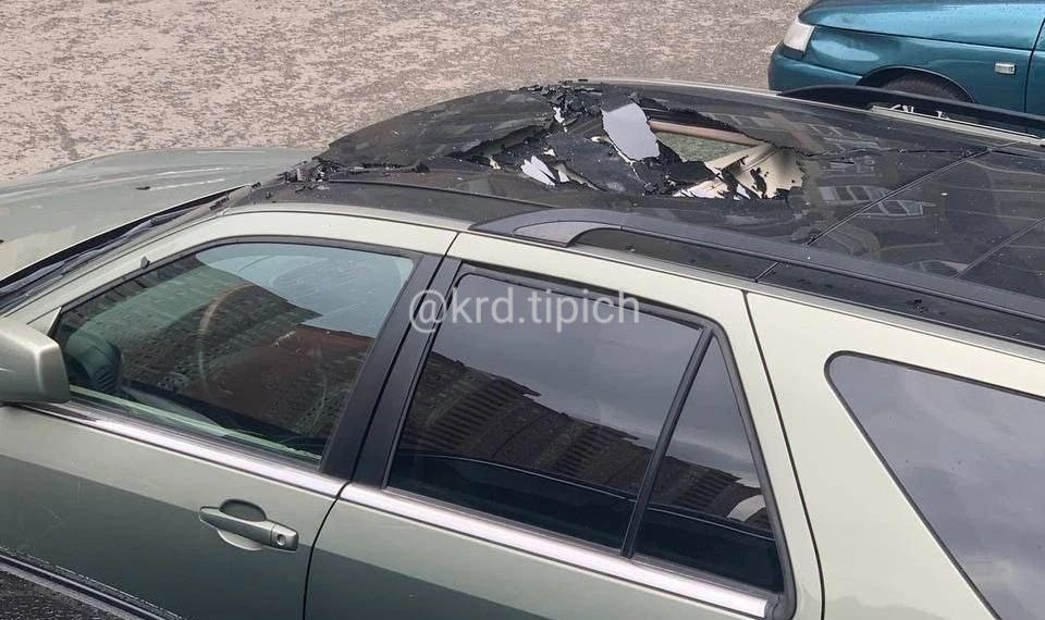 В Краснодаре пробили крышу авто сброшенным с высоты неизвестным предметом