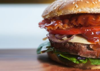 Краснодар попал в рейтинг крупных городов с самыми дорогими бургерами в России