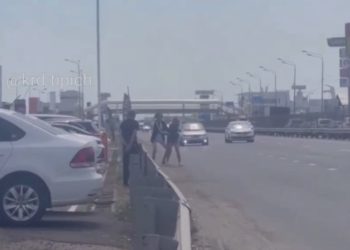 В Краснодаре женщина без нижнего белья бросалась под машины