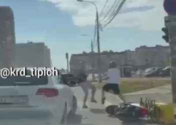 В Краснодаре доставщик подрался с протаранившим его мопед водителем авто