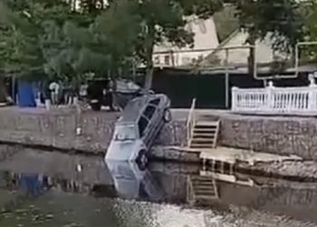 «И нырнул, и припарковался»: на Кубани «Лада» окунулась капотом в реку