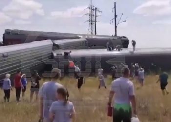 После столкновения поезда Казань – Адлер с грузовиком пострадали 37 человек