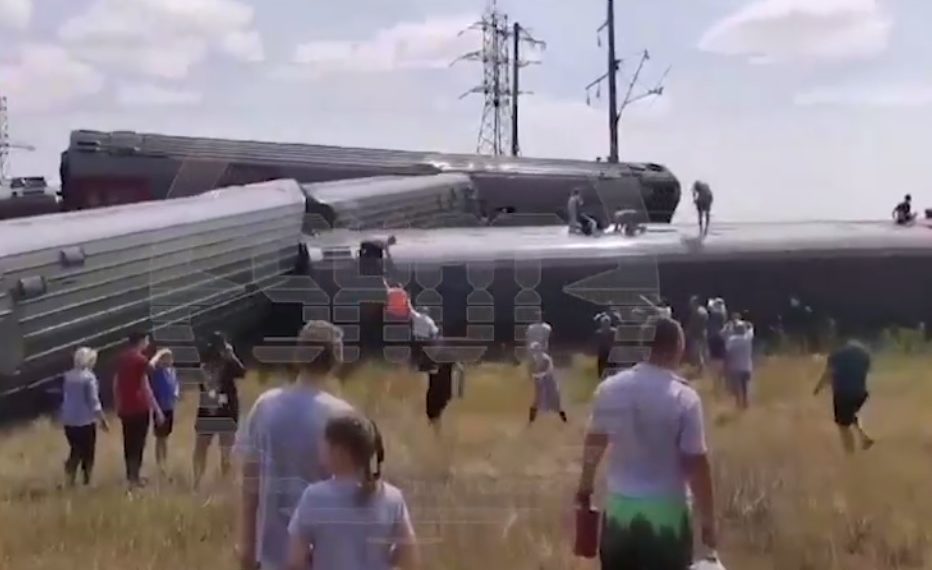 После столкновения поезда Казань – Адлер с грузовиком пострадали 37 человек