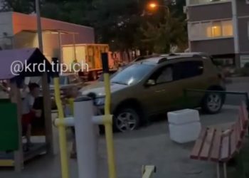 В ДТП на детской площадке в Краснодаре пострадала женщина