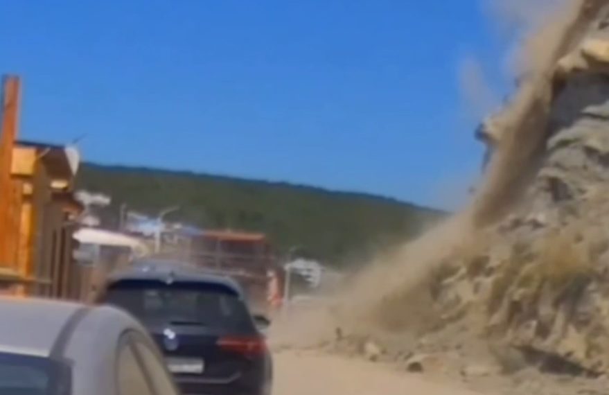 На Кубани камнепад повредил три машины