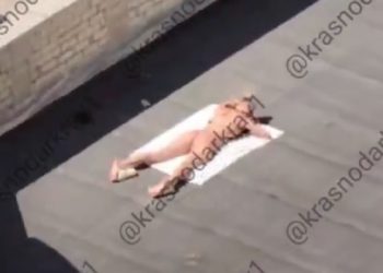 В Краснодаре девушка загорала на крыше детской поликлиники №2