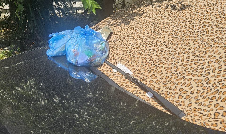 В этом районе Сочи жители в борьбе за парковку заваливают мусором машины гостей