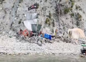 На берегу моря в Анапе мужчина построил из камней корабль