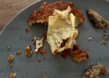 В Краснодаре женщина купила в магазине котлеты с посланием внутри