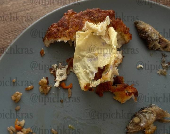 В Краснодаре женщина купила в магазине котлеты с посланием внутри