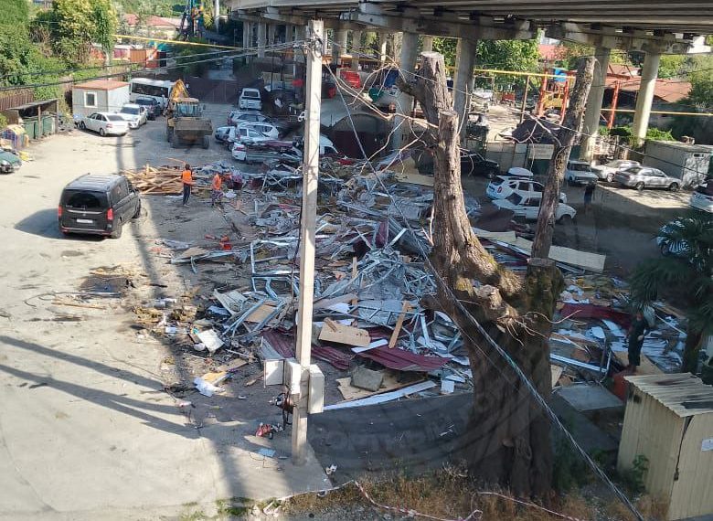 В микрорайоне Сочи расчищают участок под строительство новой развязки