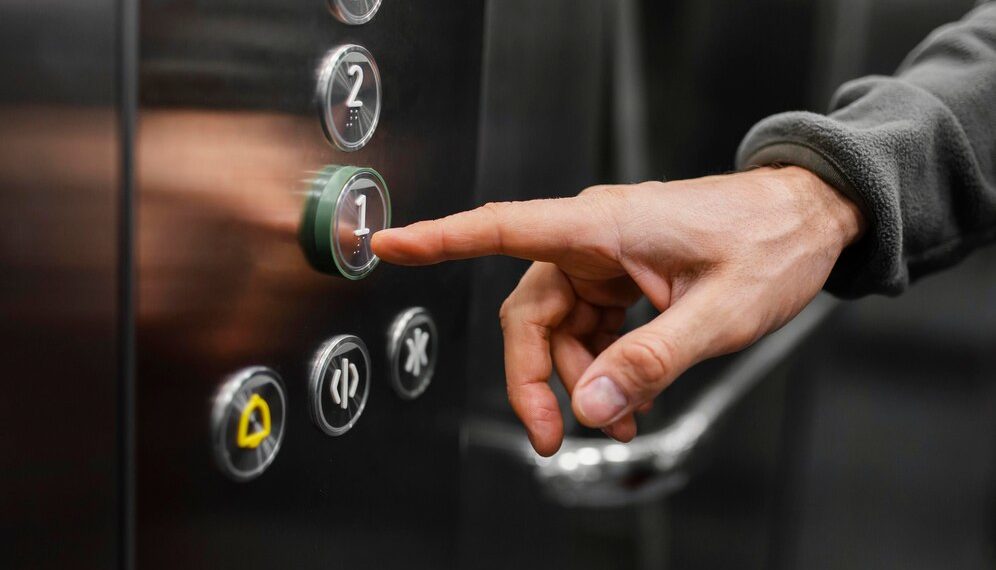 В Краснодаре инвалида 2-й группы «замуровали» в лифте