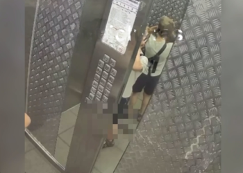 В Краснодаре ребенок помочился на кнопки лифта и сломал его