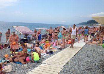 В Сочи туристы с детьми загорали на пляже рядом с человеческим трупом